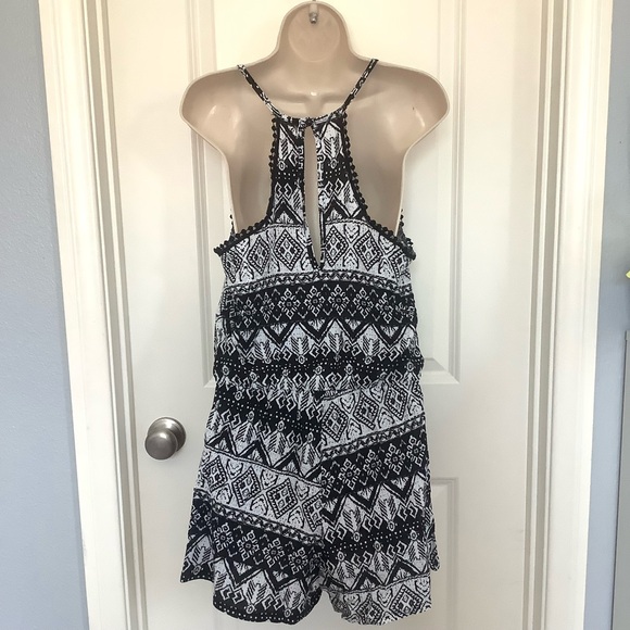 NWT Fio Fio Womens Black White Print M Sleeveless Romper Crochet Trim - Picture 3 of 8